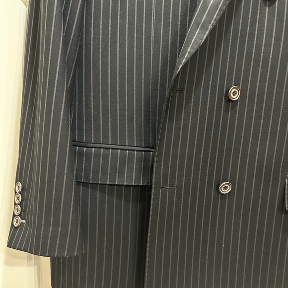 Men 46L Suit - Picture 3 of 12